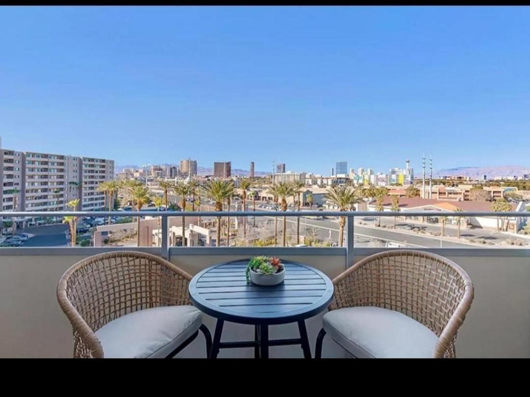 Unlv Corner Apartment *